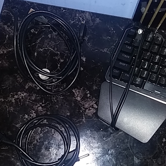 A monitor with half keyboard and hdmi cable - Picture 5 of 8